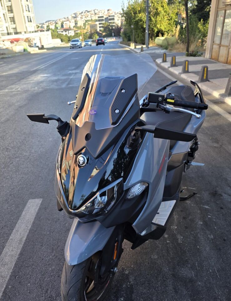 MOTOCAM Sym Maxsym TL 508 Ön Cam 2022-2026 Model 41cm Şeffaf Renkli 4mm SPORTİF
