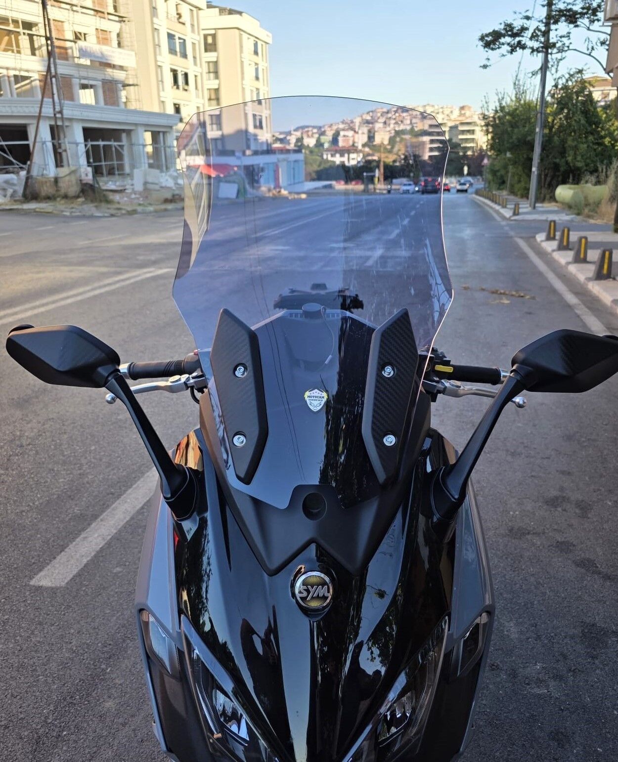 MOTOCAM Sym Maxsym TL 508 Ön Cam 2022-2026 Model 65cm Füme Renkli 4mm