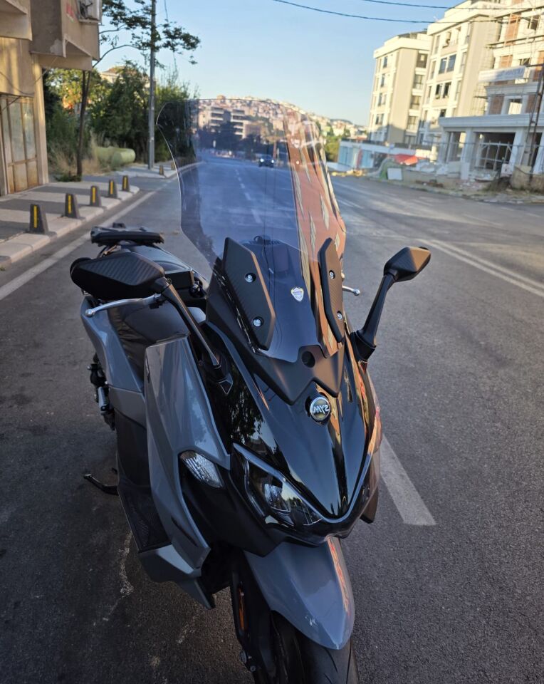 MOTOCAM Sym Maxsym TL 508 Ön Cam 2022-2026 Model 65cm Füme Renkli 4mm