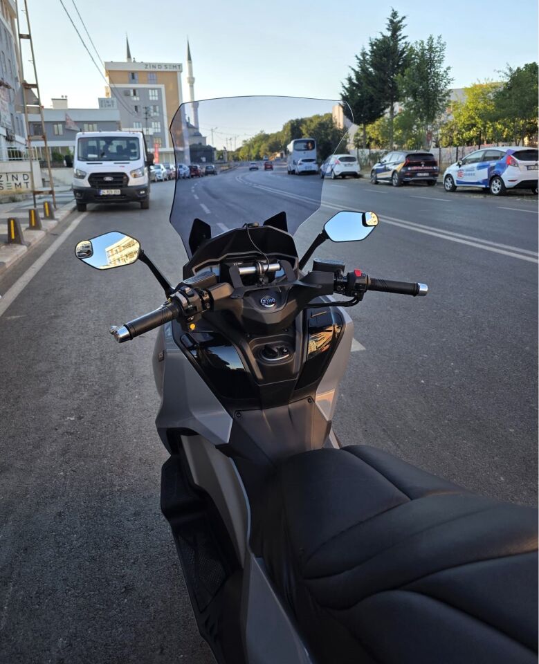 MOTOCAM Sym Maxsym TL 508 Ön Cam 2022-2026 Model 65cm Füme Renkli 4mm