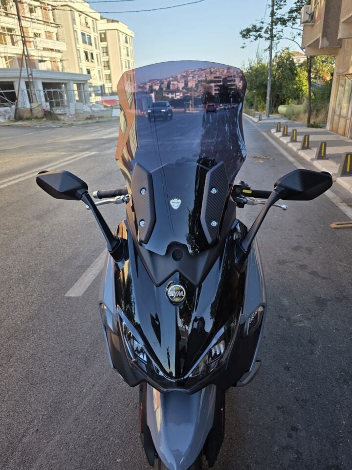 MOTOCAM Sym Maxsym TL 508 Ön Cam 2022-2026 Model 65cm Siyah Renkli 4mm