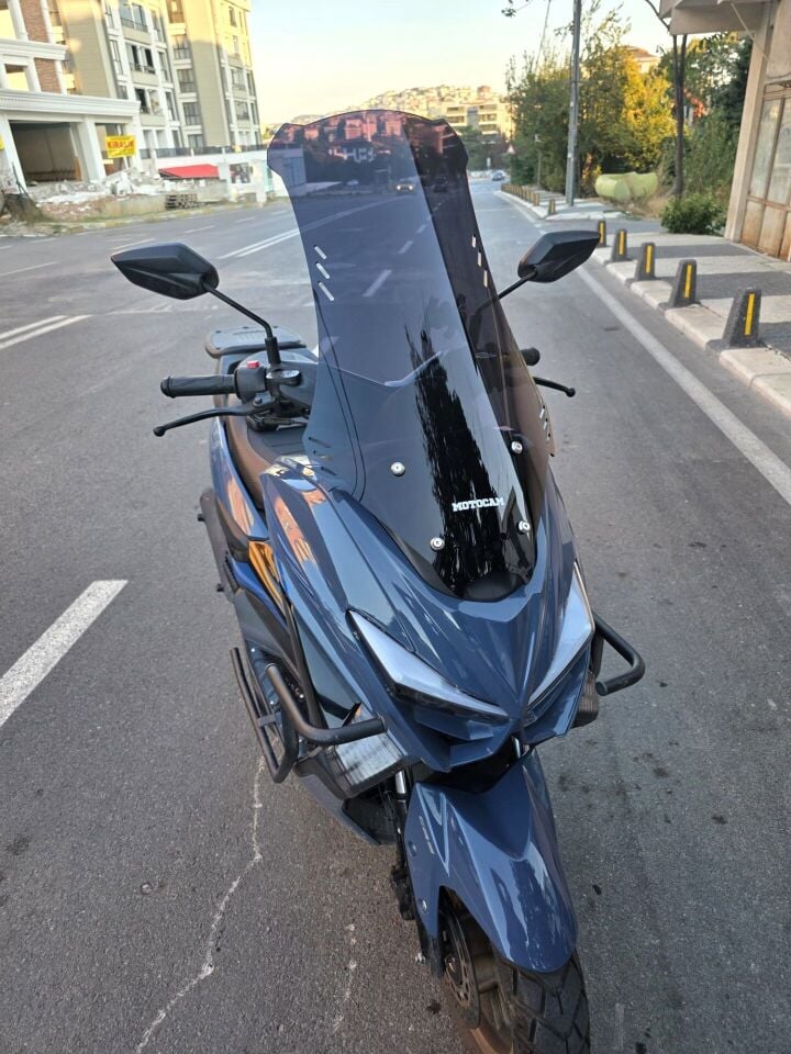 MOTOCAM Küba Newcity 50 Ön Cam 2023-2026 Model 75cm Siyah Renkli 4mm UZUN