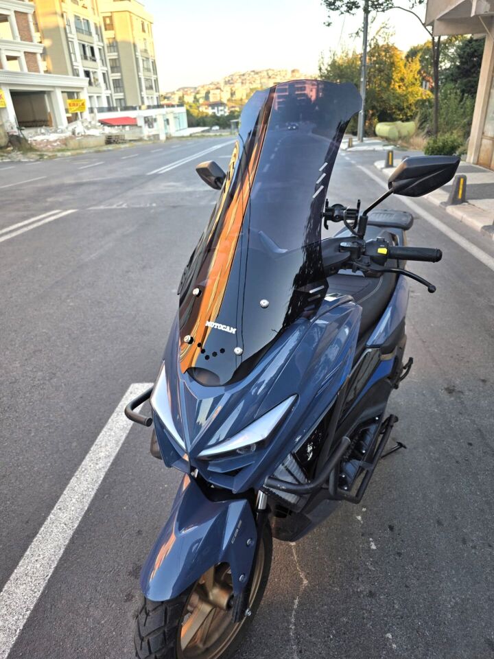 MOTOCAM Küba Newcity 50 Ön Cam 2023-2026 Model 75cm Siyah Renkli 4mm UZUN
