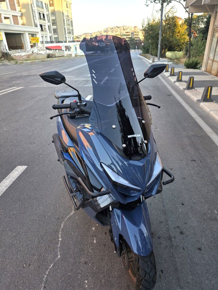 MOTOCAM Küba Newcity 50 Ön Cam 2023-2026 Model 75cm Siyah Renkli 4mm UZUN