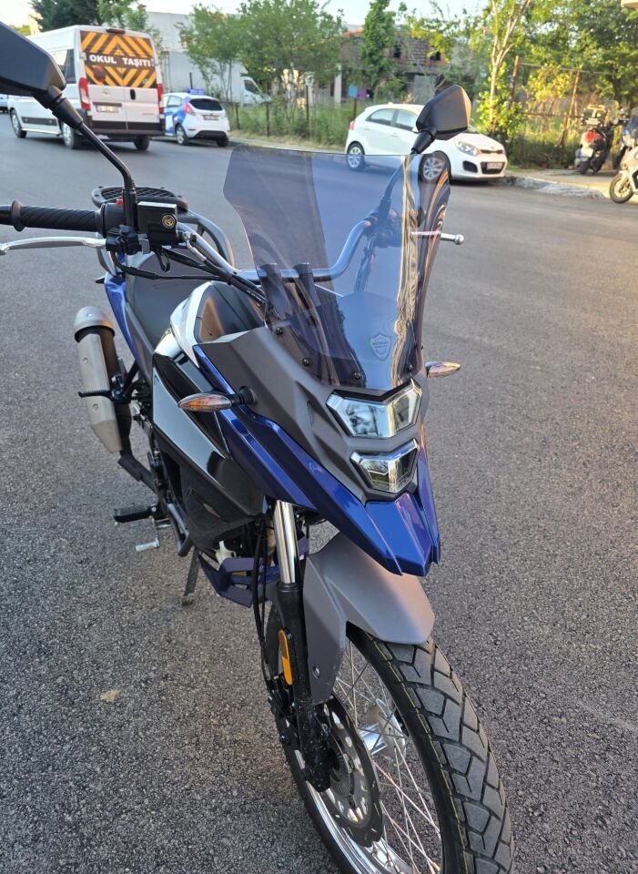 MOTOCAM SYM NHT 200 Ön Cam 2023-2026 Model 30cm Füme Renkli 4mm SPORTİF