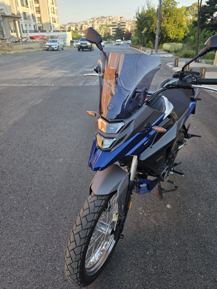 MOTOCAM SYM NHT 200 Ön Cam 2023-2026 Model 30cm Füme Renkli 4mm SPORTİF