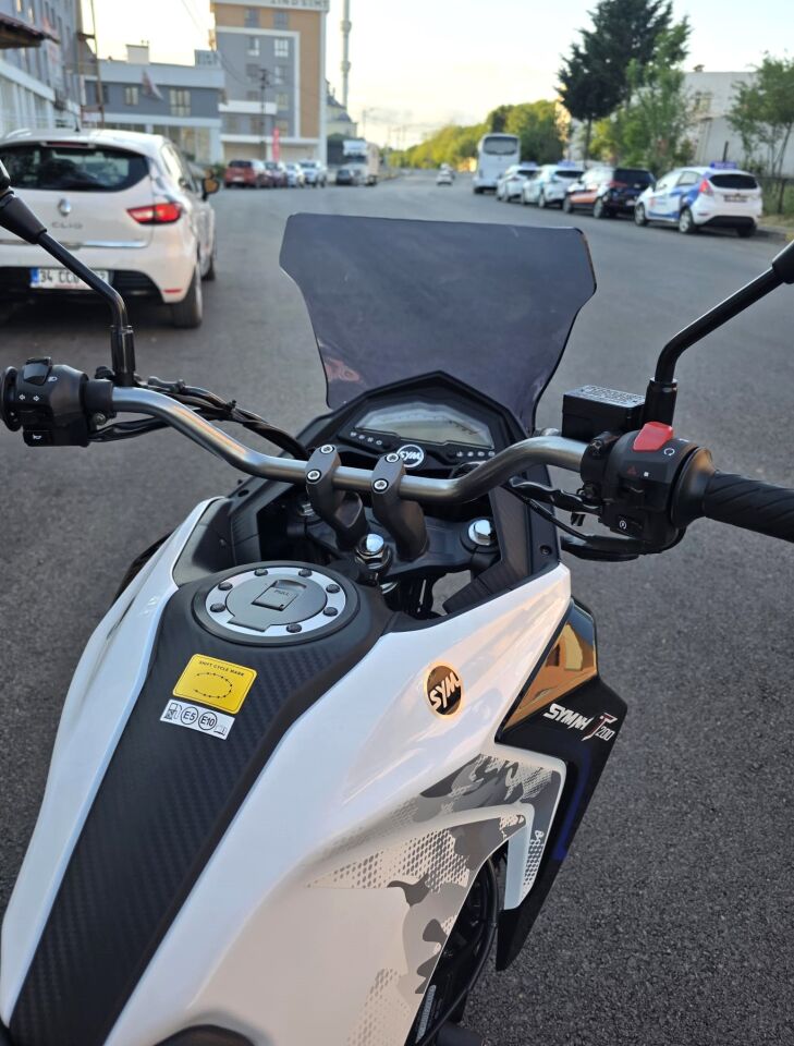 MOTOCAM SYM NHT 200 Ön Cam 2023-2026 Model 30cm Füme Renkli 4mm SPORTİF
