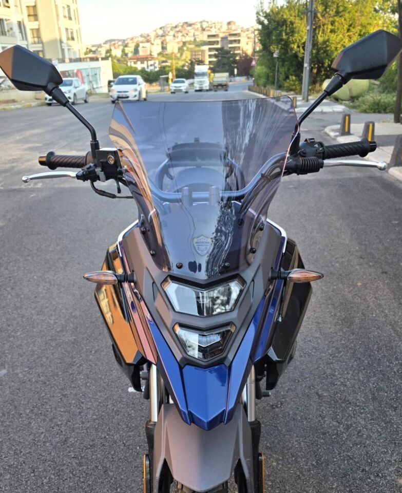 MOTOCAM SYM NHT 200 Ön Cam 2023-2026 Model 30cm Füme Renkli 4mm SPORTİF