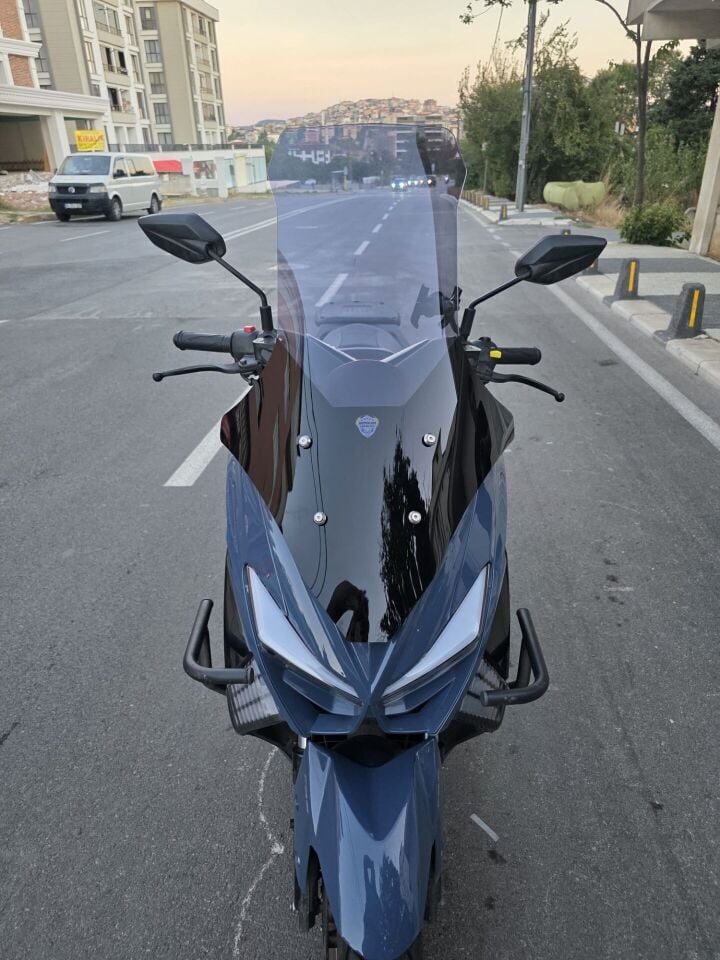 MOTOCAM Küba Newcity 50 Ön Cam 2023-2026 Model 78cm Füme Renkli 4mm UZUN