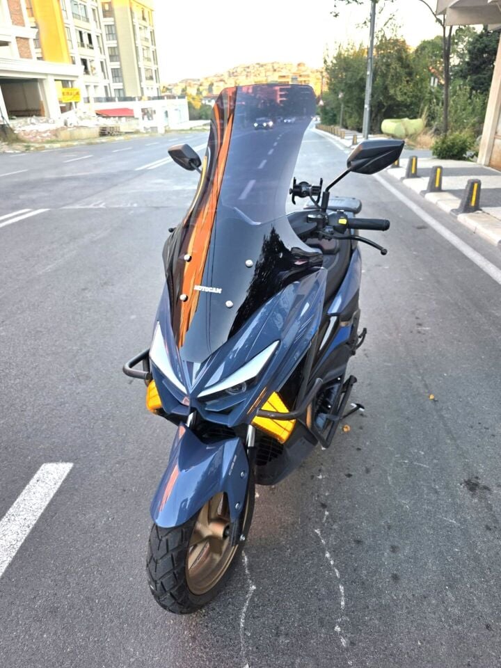 MOTOCAM Küba Newcity 50 Ön Cam 2023-2026 Model 78cm Siyah Renkli 4mm UZUN