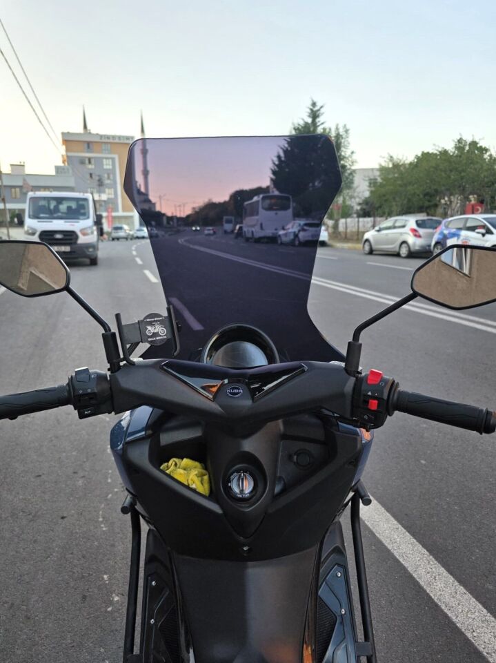 MOTOCAM Küba Newcity 50 Ön Cam 2023-2026 Model 78cm Siyah Renkli 4mm UZUN
