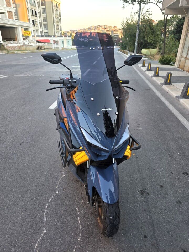 MOTOCAM Küba Newcity 50 Ön Cam 2023-2026 Model 78cm Siyah Renkli 4mm UZUN