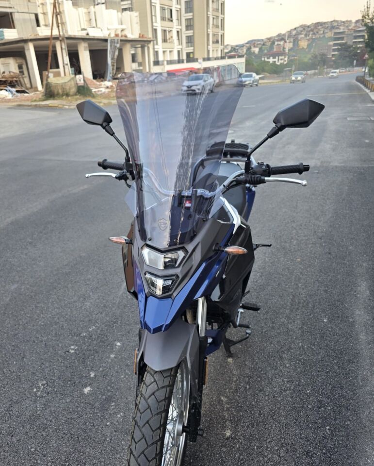 MOTOCAM SYM NHT 200 Ön Cam 2023-2026 Model 50cm Füme Renkli 4mm