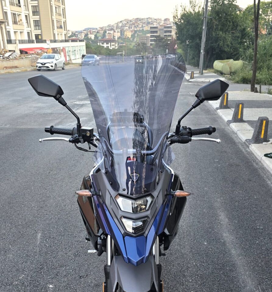 MOTOCAM SYM NHT 200 Ön Cam 2023-2026 Model 50cm Füme Renkli 4mm