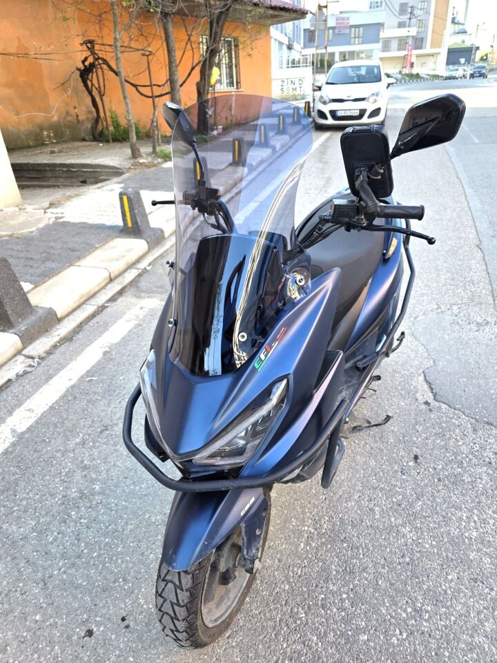 MOTOCAM Küba Newlight 125 Pro Ön Cam 2023-2026 Model 58cm Füme Renkli 4mm ORİJİNAL BOYLU