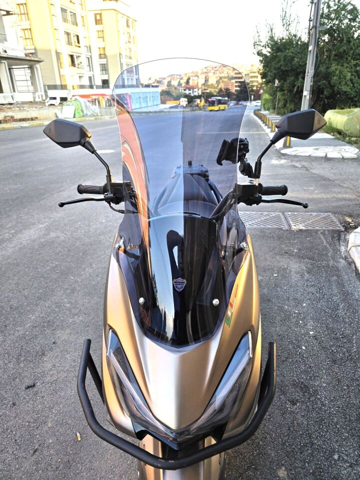 MOTOCAM Küba Newlight 125 Pro Ön Cam 2023-2026 Model 68cm Füme Renkli 4mm ORTA BOYLU