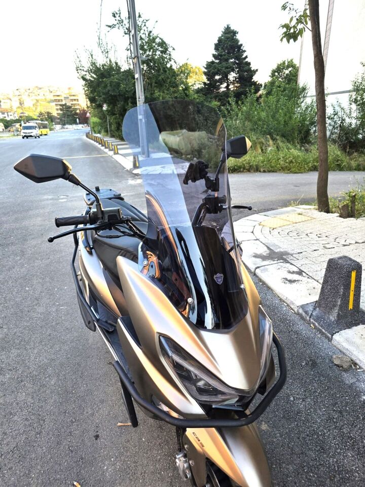MOTOCAM Küba Newlight 125 Pro Ön Cam 2023-2026 Model 68cm Füme Renkli 4mm ORTA BOYLU