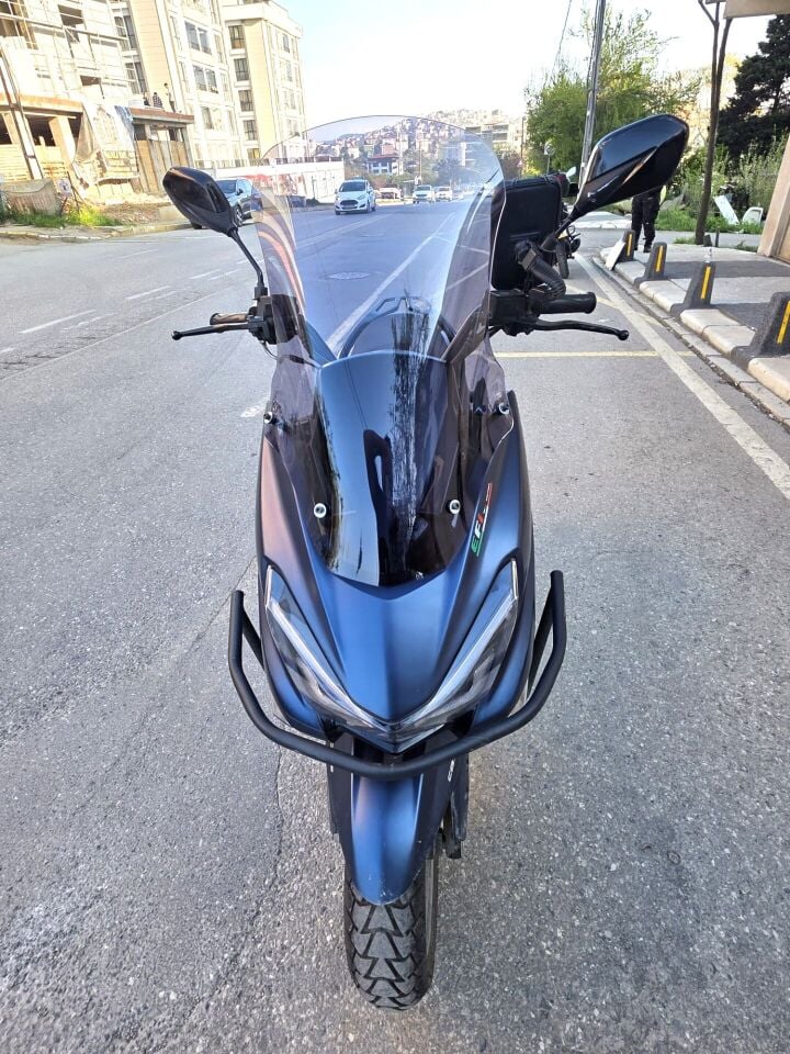 MOTOCAM Küba Newlight 50 Pro Ön Cam 2023-2026 Model 58cm Füme Renkli 4mm ORİJİNAL BOYLU