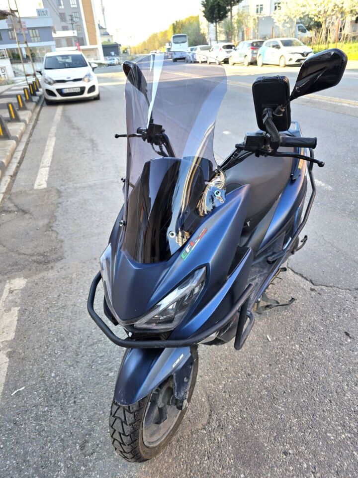 MOTOCAM Küba Newlight 50 Pro Ön Cam 2023-2026 Model 58cm Füme Renkli 4mm ORİJİNAL BOYLU