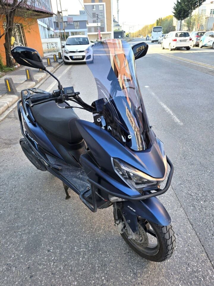 MOTOCAM Küba Newlight 50 Pro Ön Cam 2023-2026 Model 58cm Füme Renkli 4mm ORİJİNAL BOYLU