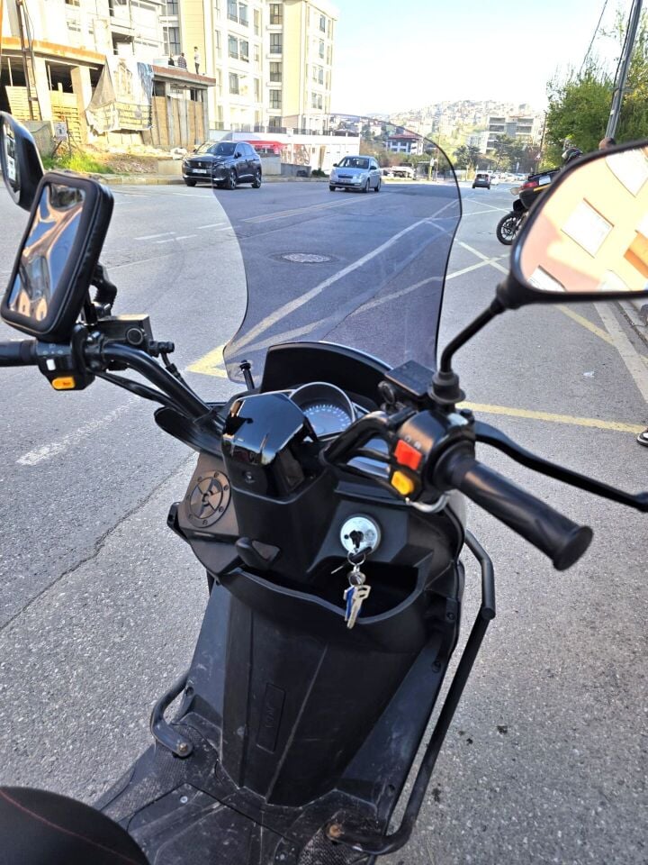 MOTOCAM Küba Newlight 50 Pro Ön Cam 2023-2026 Model 58cm Füme Renkli 4mm ORİJİNAL BOYLU