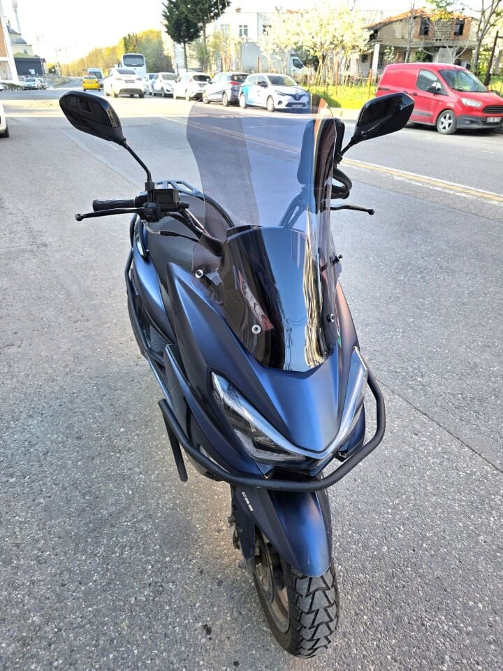 MOTOCAM Küba Newlight 50 Pro Ön Cam 2023-2026 Model 58cm Füme Renkli 4mm ORİJİNAL BOYLU