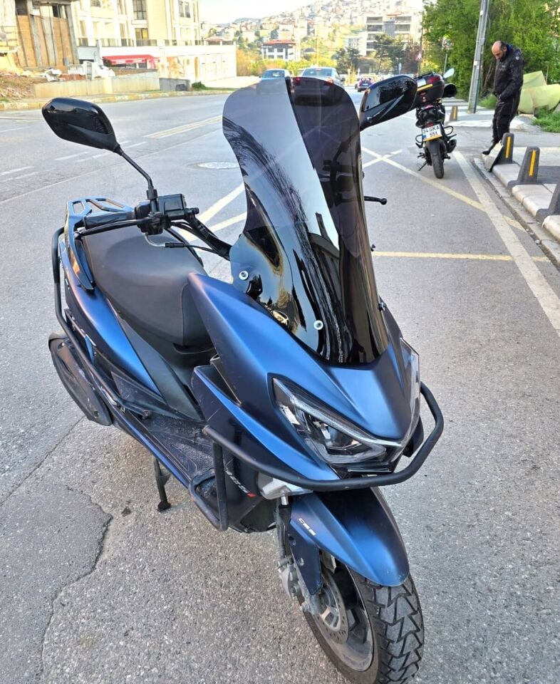 MOTOCAM Küba Newlight 50 Pro Ön Cam 2023-2026 Model 58cm Siyah Renkli 4mm ORİJİNAL BOYLU