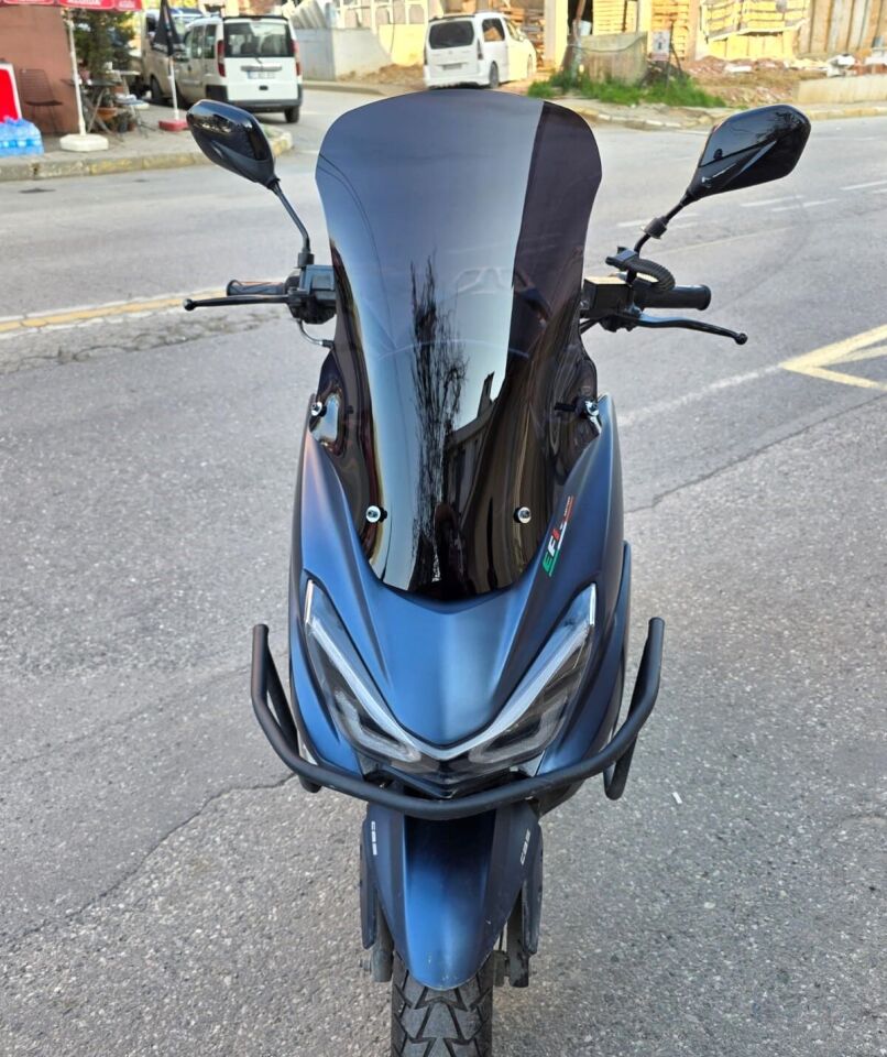 MOTOCAM Küba Newlight 50 Pro Ön Cam 2023-2026 Model 58cm Siyah Renkli 4mm ORİJİNAL BOYLU