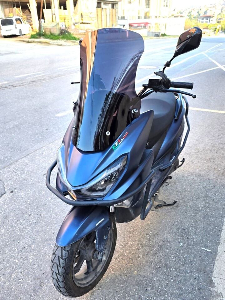 MOTOCAM Küba Newlight 50 Pro Ön Cam 2023-2026 Model 58cm Siyah Renkli 4mm ORİJİNAL BOYLU