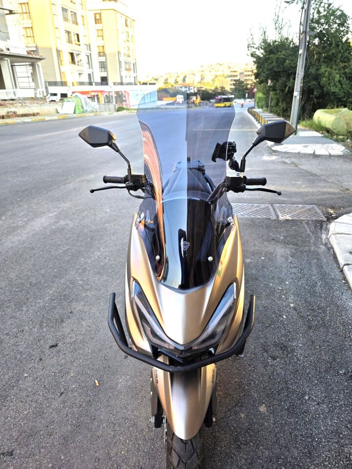 MOTOCAM Küba Newlight 50 Pro Ön Cam 2023-2026 Model 68cm Füme Renkli 4mm ORTA BOYLU