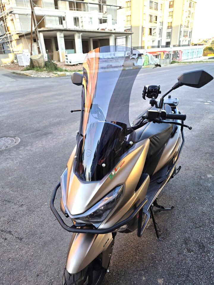 MOTOCAM Küba Newlight 50 Pro Ön Cam 2023-2026 Model 68cm Füme Renkli 4mm ORTA BOYLU