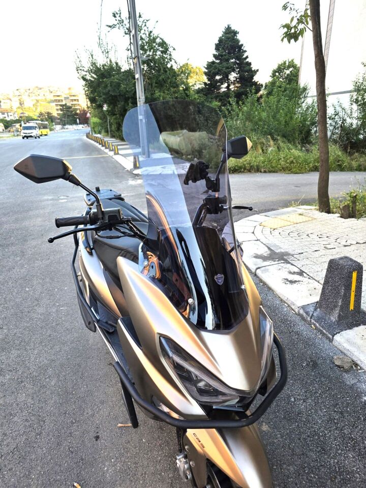 MOTOCAM Küba Newlight 50 Pro Ön Cam 2023-2026 Model 68cm Füme Renkli 4mm ORTA BOYLU