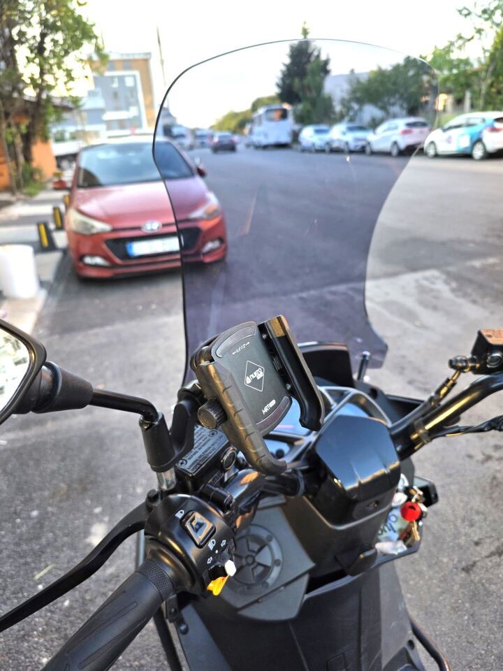 MOTOCAM Küba Newlight 50 Pro Ön Cam 2023-2026 Model 68cm Füme Renkli 4mm ORTA BOYLU