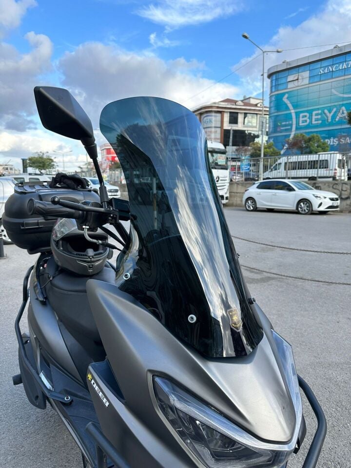 MOTOCAM Küba Newlight 50 Pro Ön Cam 2023-2026 Model 68cm Siyah Renkli 4mm ORTA BOYLU