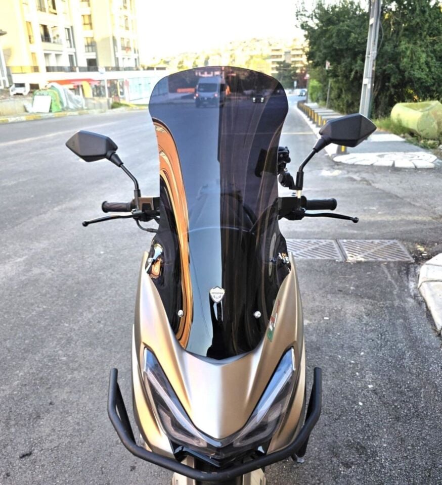 MOTOCAM Küba Newlight 50 Pro Ön Cam 2023-2026 Model 68cm Siyah Renkli 4mm ORTA BOYLU