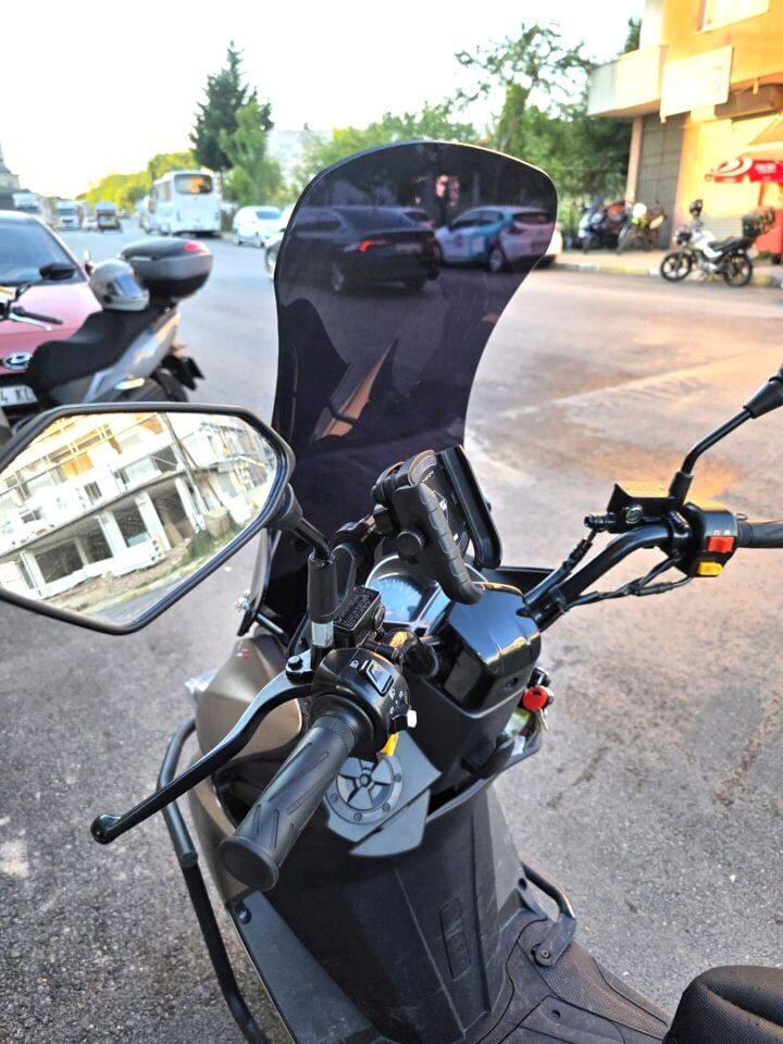 MOTOCAM Küba Newlight 50 Pro Ön Cam 2023-2026 Model 68cm Siyah Renkli 4mm ORTA BOYLU