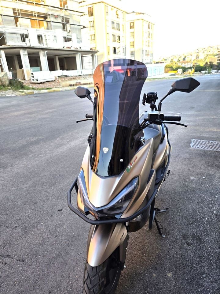 MOTOCAM Küba Newlight 50 Pro Ön Cam 2023-2026 Model 68cm Siyah Renkli 4mm ORTA BOYLU