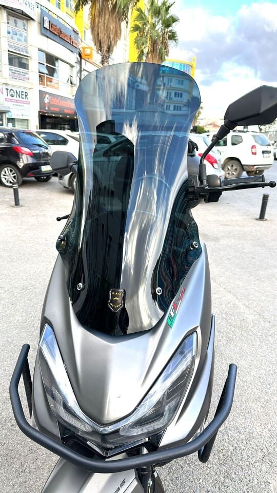 MOTOCAM Küba Newlight 50 Pro Ön Cam 2023-2026 Model 68cm Siyah Renkli 4mm ORTA BOYLU