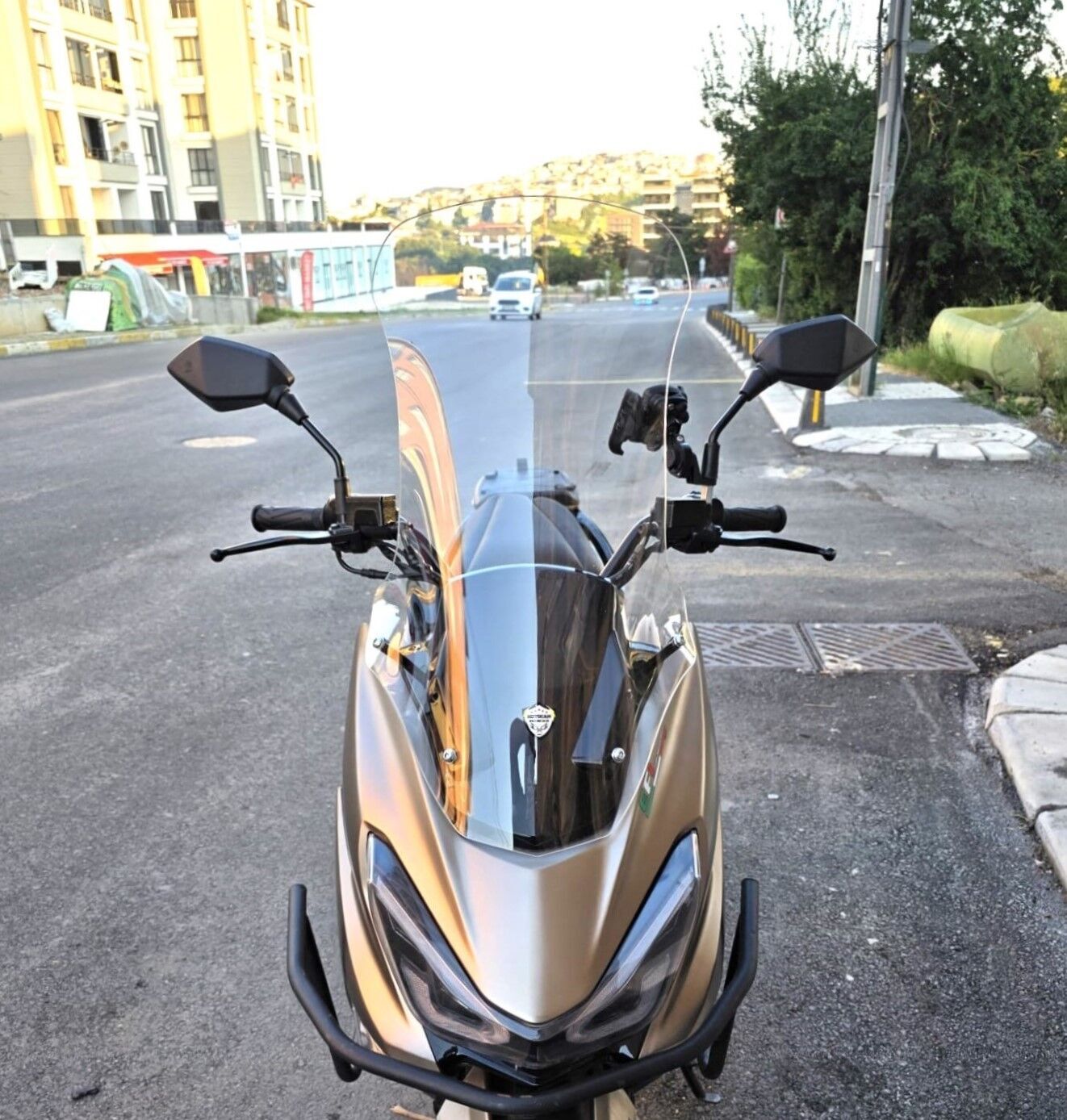 MOTOCAM Küba Newlight 50 Pro Ön Cam 2023-2026 Model 68cm Şeffaf Renkli 4mm ORTA BOYLU