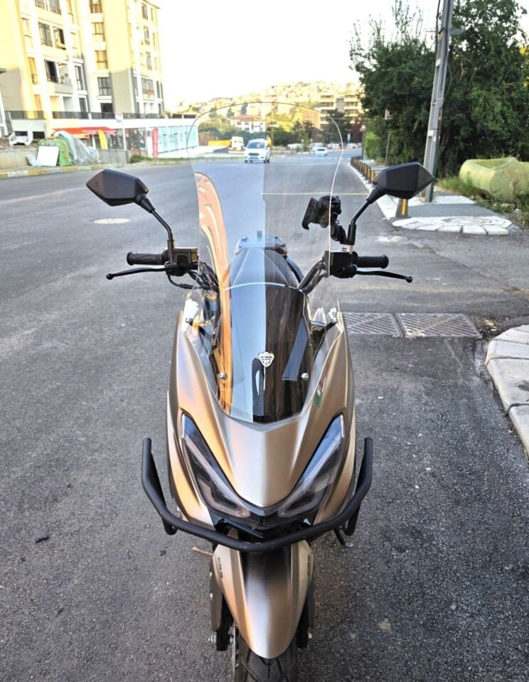 MOTOCAM Küba Newlight 50 Pro Ön Cam 2023-2026 Model 68cm Şeffaf Renkli 4mm ORTA BOYLU