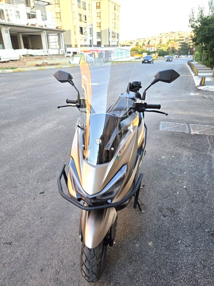 MOTOCAM Küba Newlight 50 Pro Ön Cam 2023-2026 Model 68cm Şeffaf Renkli 4mm ORTA BOYLU
