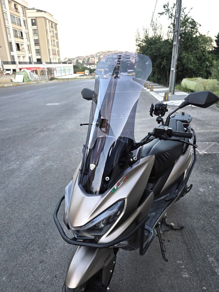 MOTOCAM Küba Newlight 50 Pro Ön Cam 2023-2026 Model 75cm Füme Renkli 4mm UZUN BOYLU