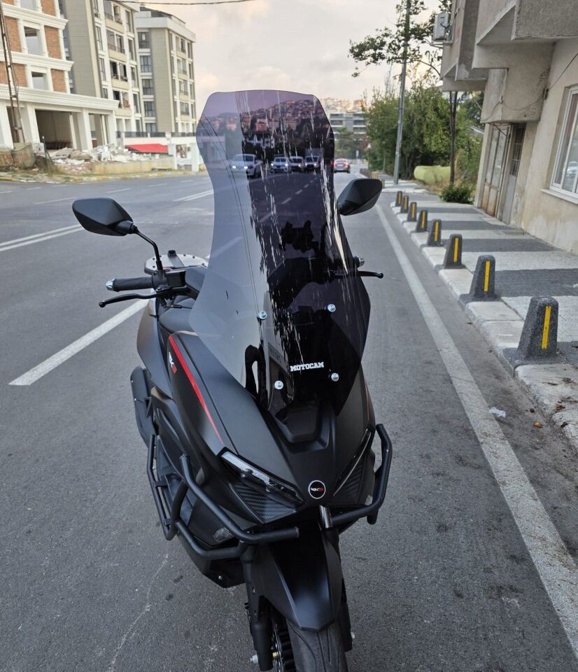 MOTOCAM Skyjet Rivero 125 Ön Cam 2024-2026 Model 57cm Siyah Renkli 4mm SPORTİF
