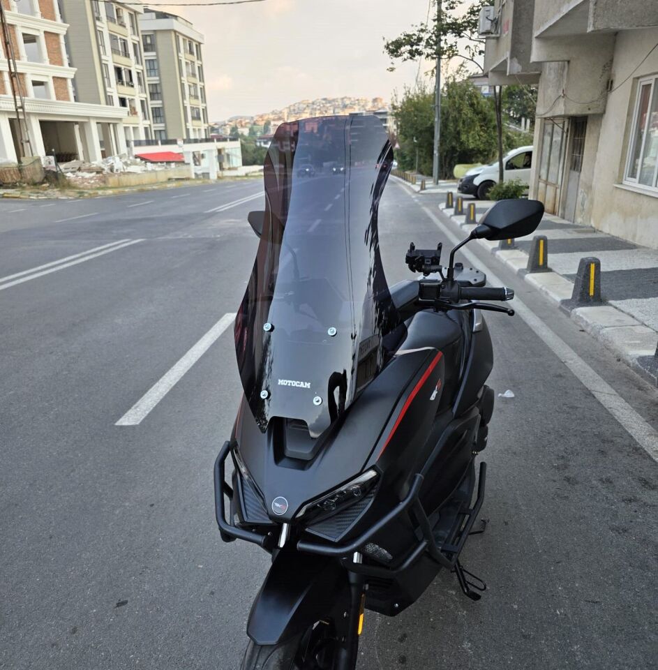 MOTOCAM Skyjet Rivero 125 Ön Cam 2024-2026 Model 57cm Siyah Renkli 4mm SPORTİF