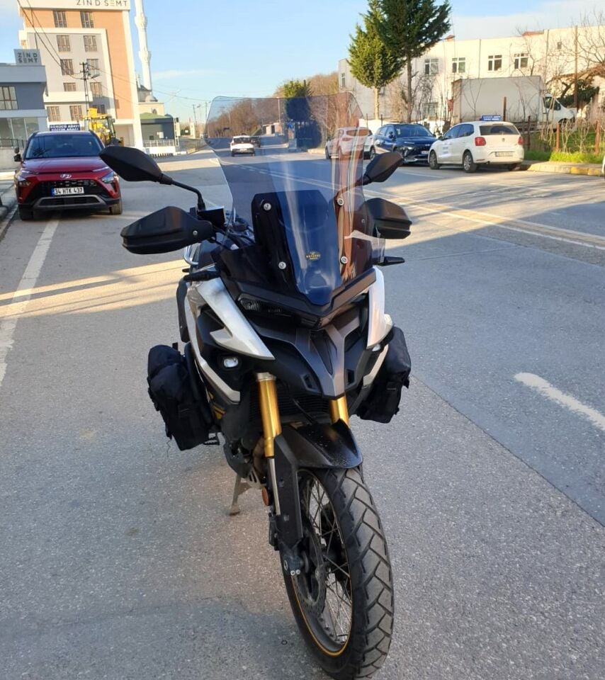 MOTOCAM Voge DSX 525 Ön Cam 2023-2026 Model 56cm Füme Renkli 4mm SPORTİF MODEL