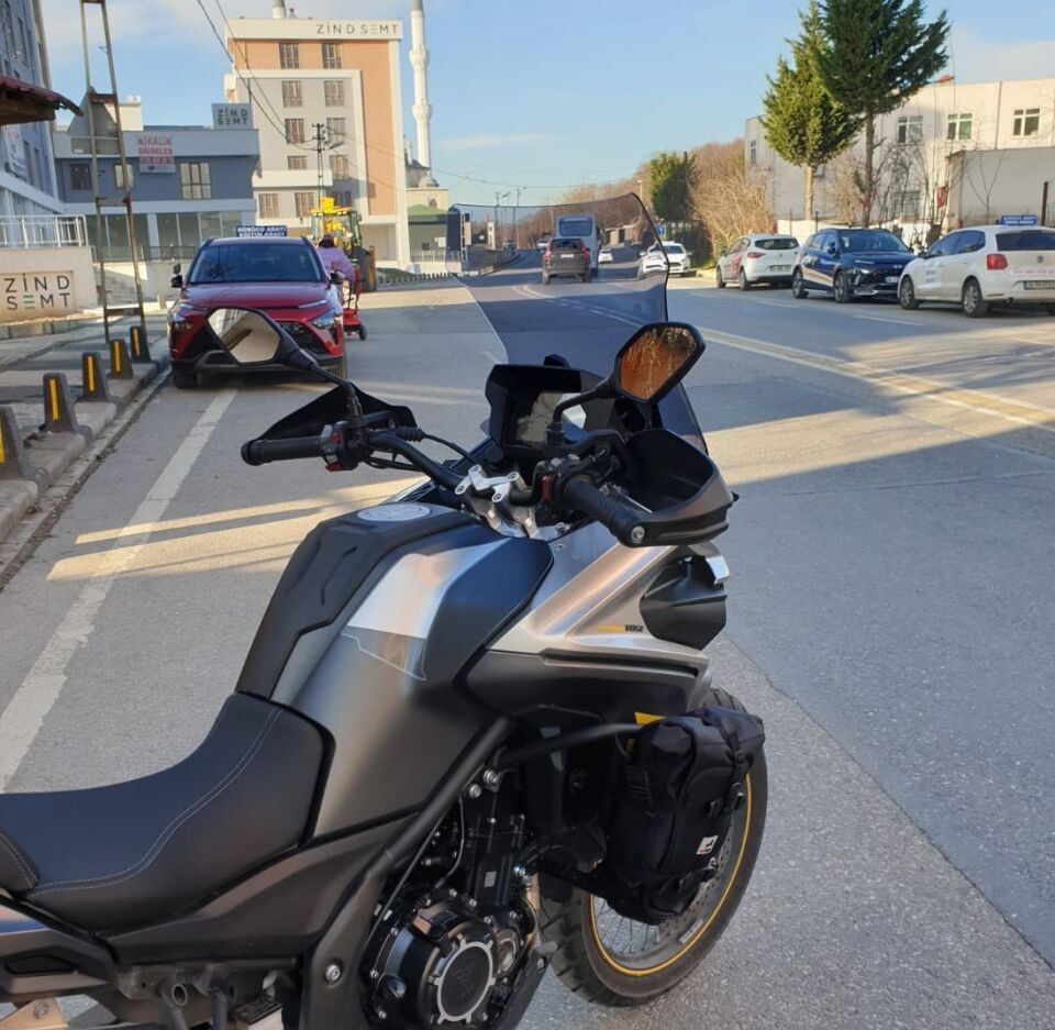 MOTOCAM Voge DSX 525 Ön Cam 2023-2026 Model 56cm Füme Renkli 4mm SPORTİF MODEL