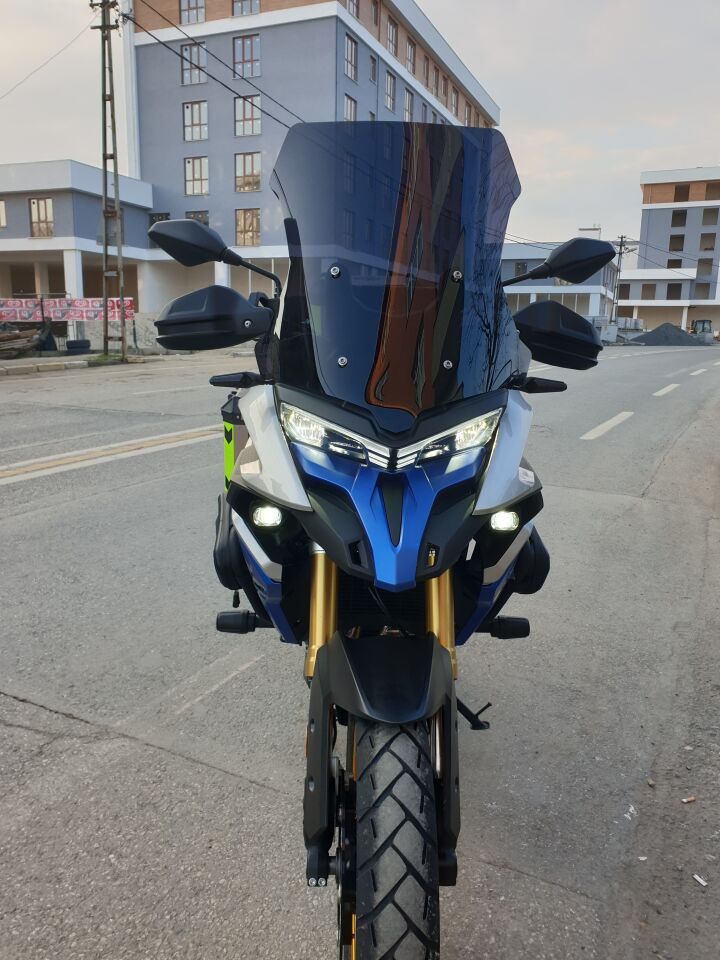 MOTOCAM Voge DSX 525 Ön Cam 2023-2026 Model 56cm Siyah Renkli 4mm SPORTİF MODEL