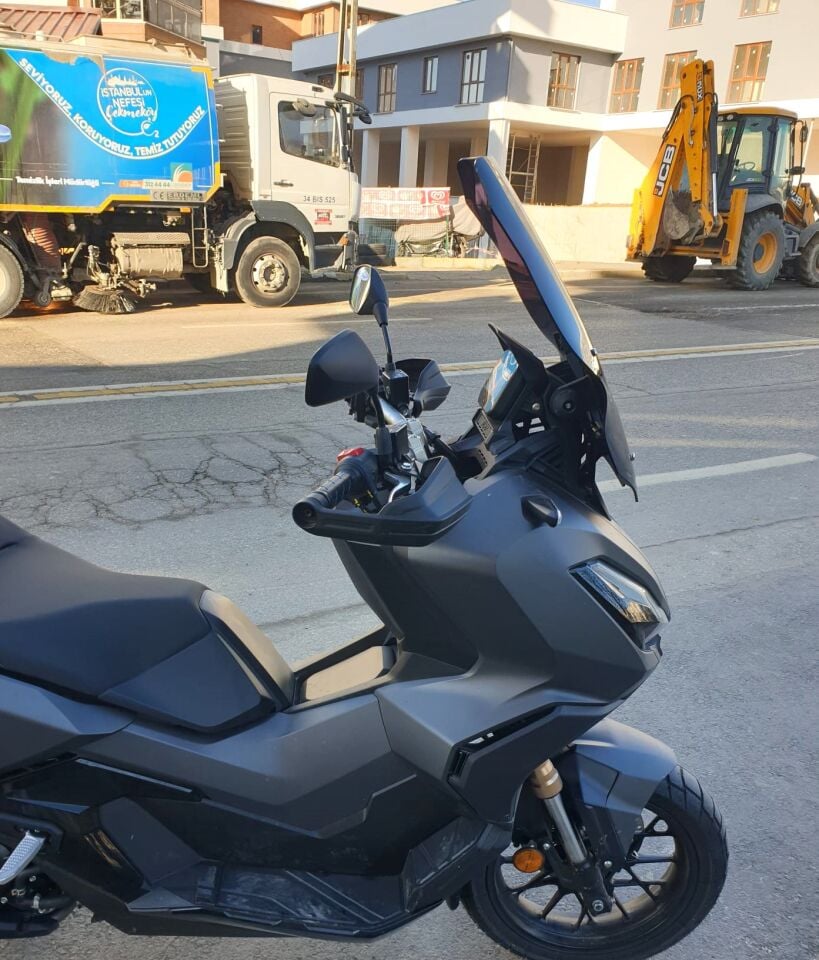 MOTOCAM Honda Adv 350 Ön Cam 2023-2026 Model 60cm Siyah Renkli 4mm ORTA BOYLU