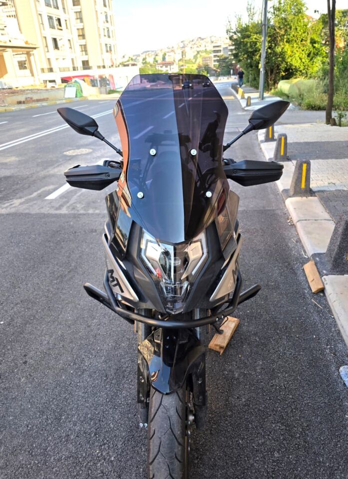 MOTOCAM CF Moto 700 MT Ön Cam 2023-2026 Model 56cm Siyah Renkli 4mm