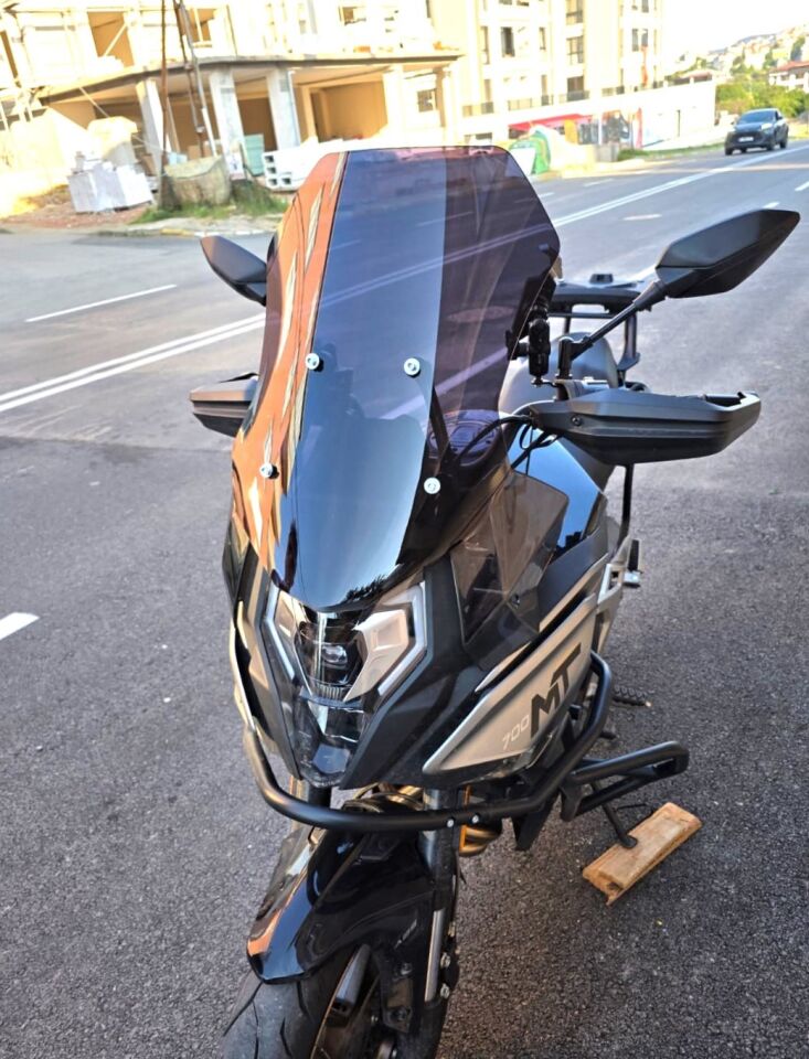 MOTOCAM CF Moto 700 MT Ön Cam 2023-2026 Model 56cm Siyah Renkli 4mm